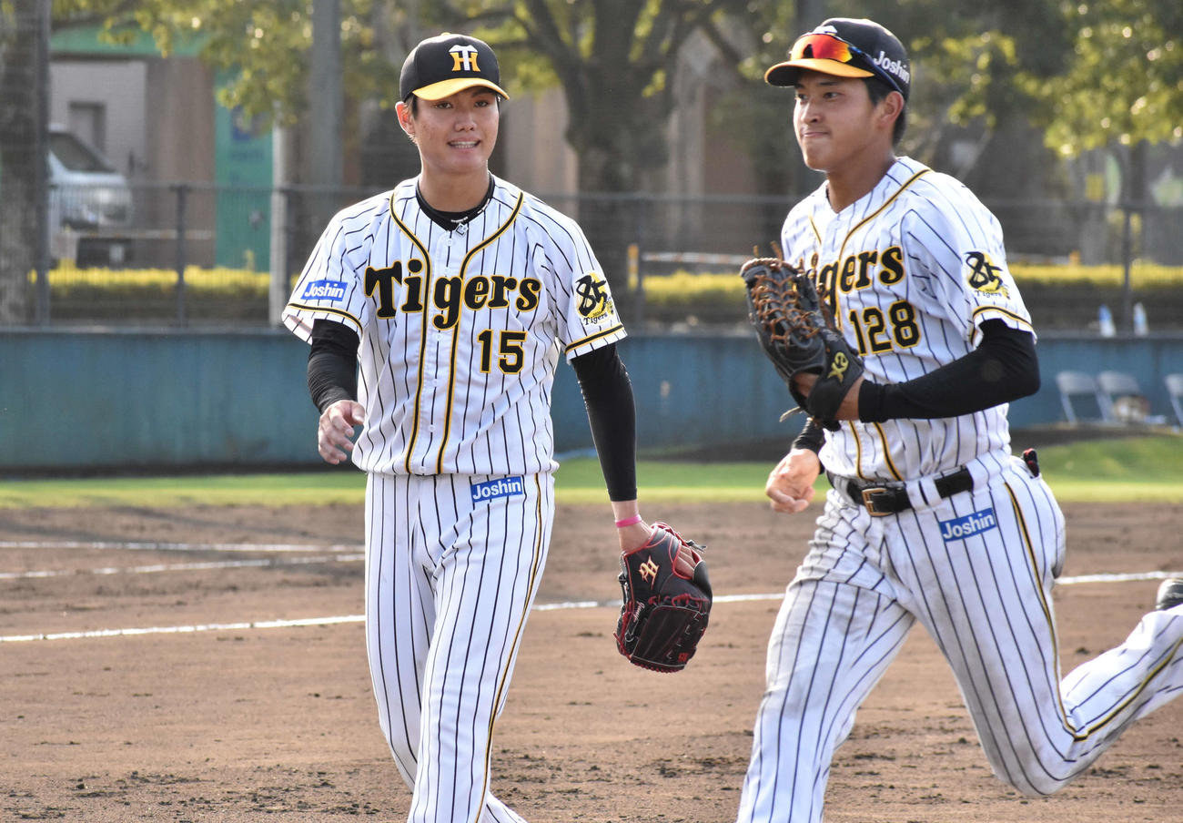 フェニックスリーグ阪神対楽天　7回のマウンドを無失点に抑え、ベンチへ戻る阪神西純矢。右は奥山（撮影・只松憲）