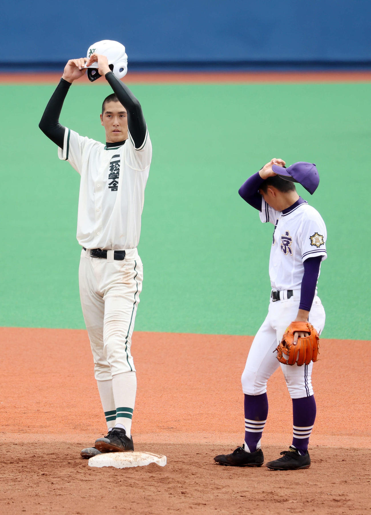 左越え適時二塁打を放ち汗を拭く秋広優人（2020年7月25日撮影）
