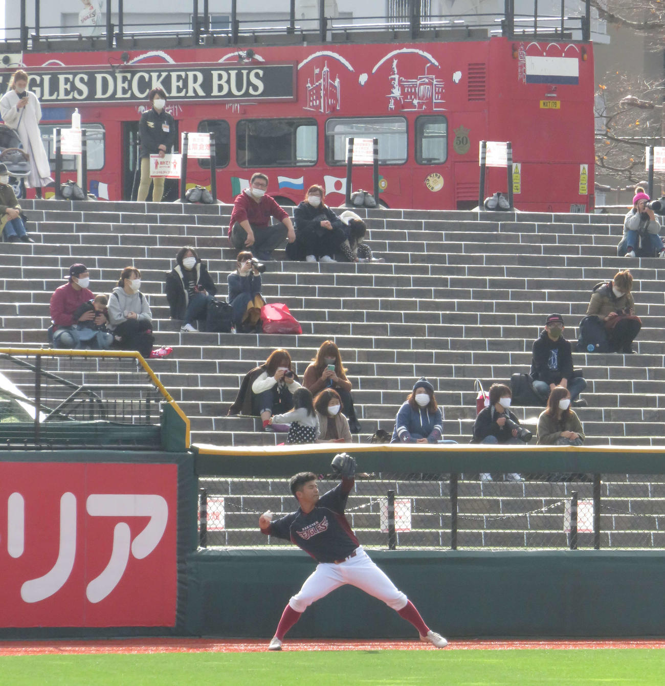 スタンドに集まったファンの前でキャッチボールを行う楽天津留崎（撮影・桑原幹久）