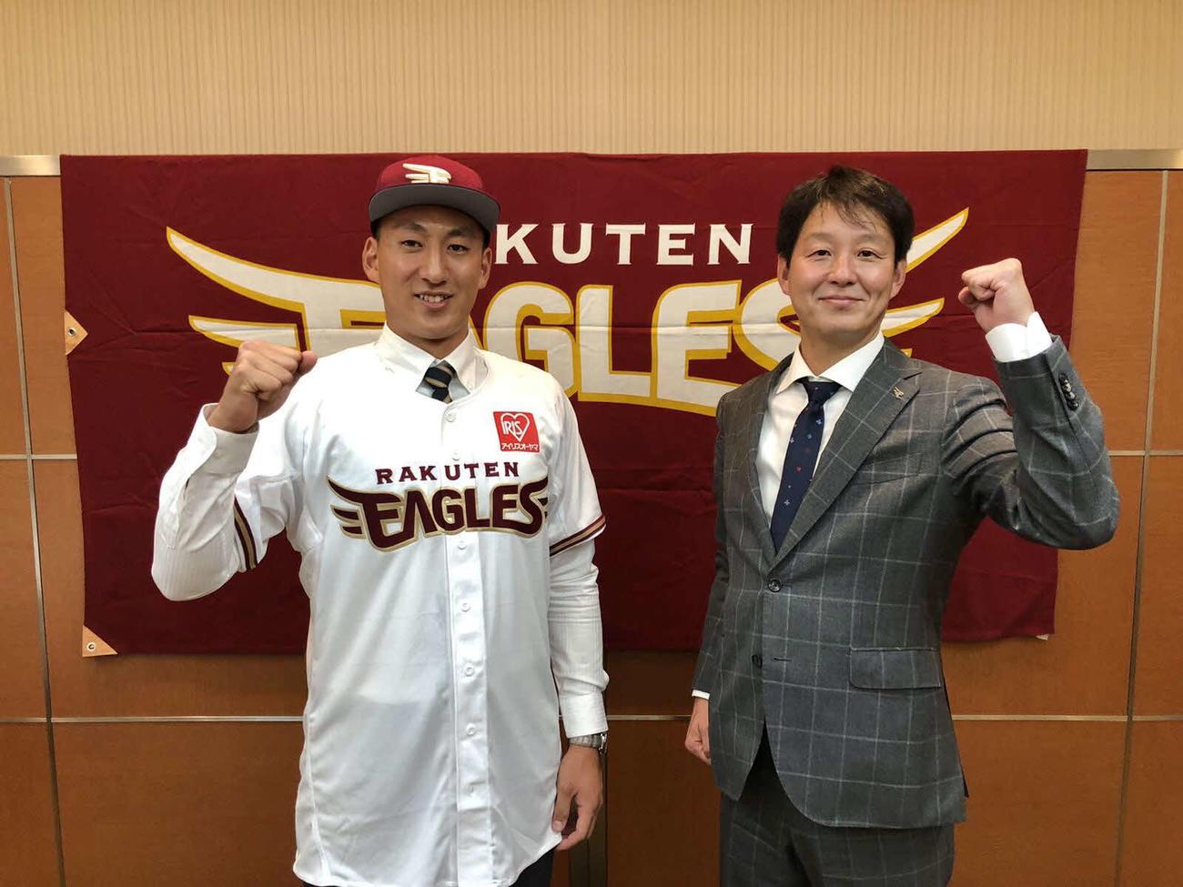 入団交渉を終え、部坂スカウト（右）とともにガッツポーズを見せる楽天ドラフト2位の法大・高田（左）（球団提供）