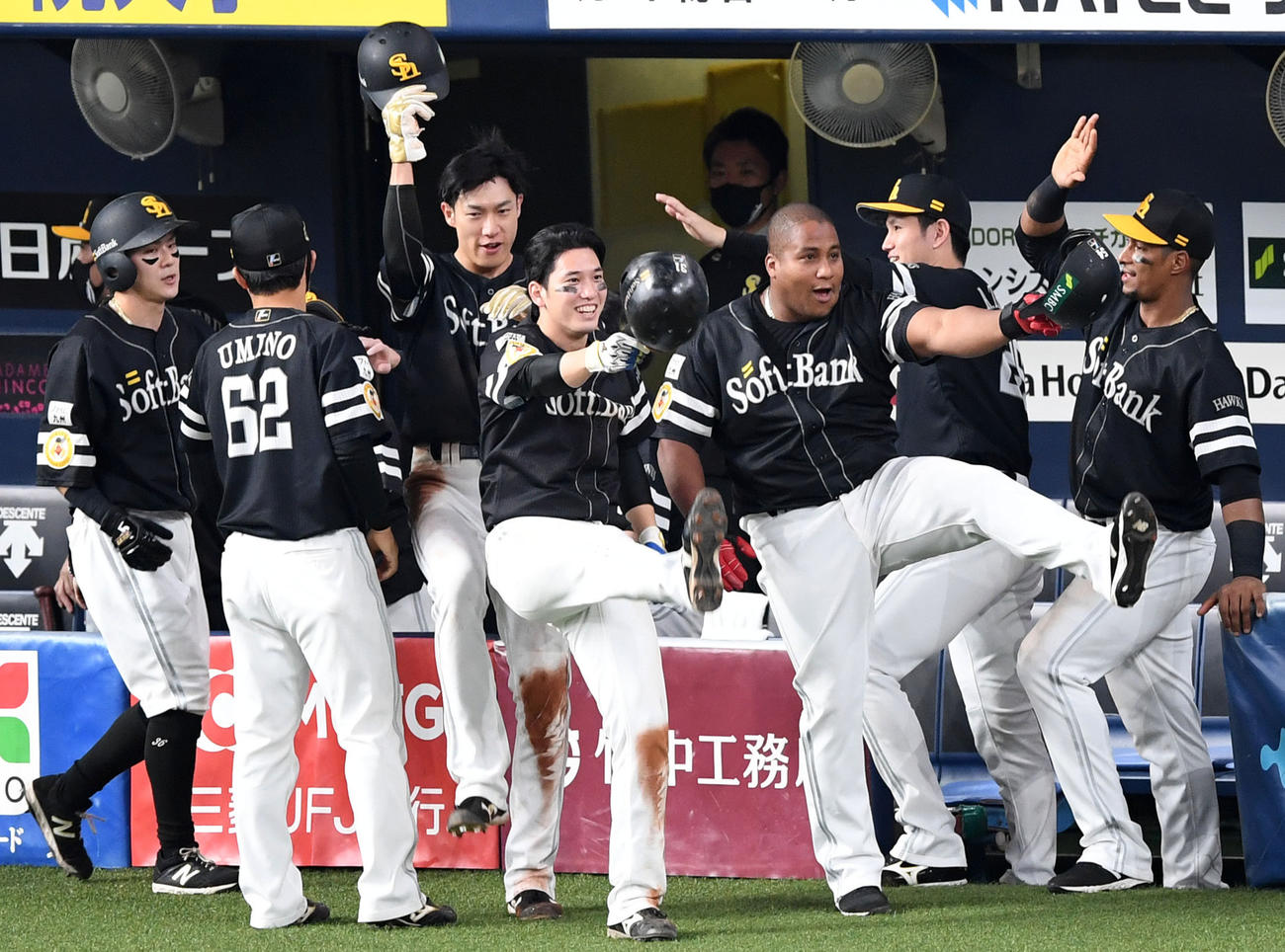 巨人対ソフトバンク　7回表ソフトバンク1死満塁、満塁本塁打を放ちポーズを決める、右3人目からデスパイネ、栗原、柳田（撮影・横山健太）