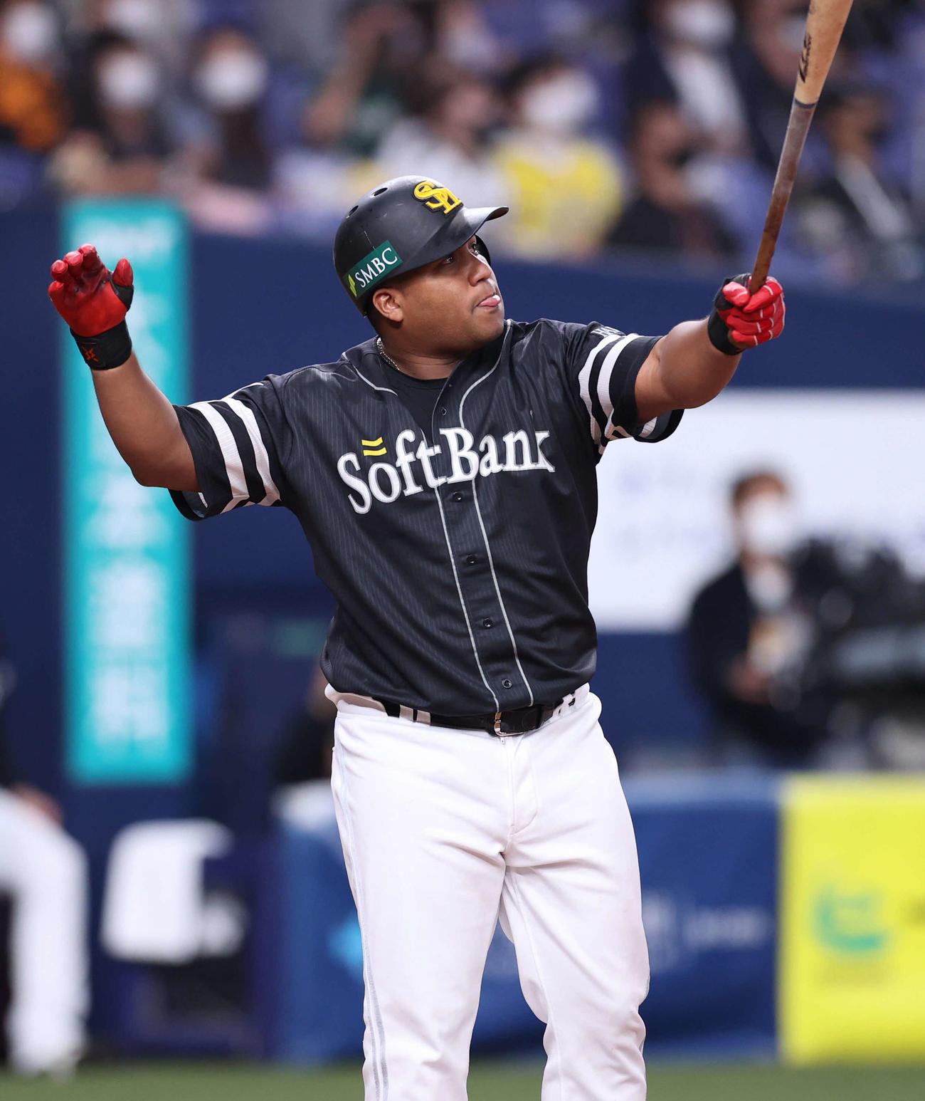巨人対ソフトバンク　7回表ソフトバンク1死満塁、右中間に満塁本塁打を放つデスパイネ（撮影・河野匠）