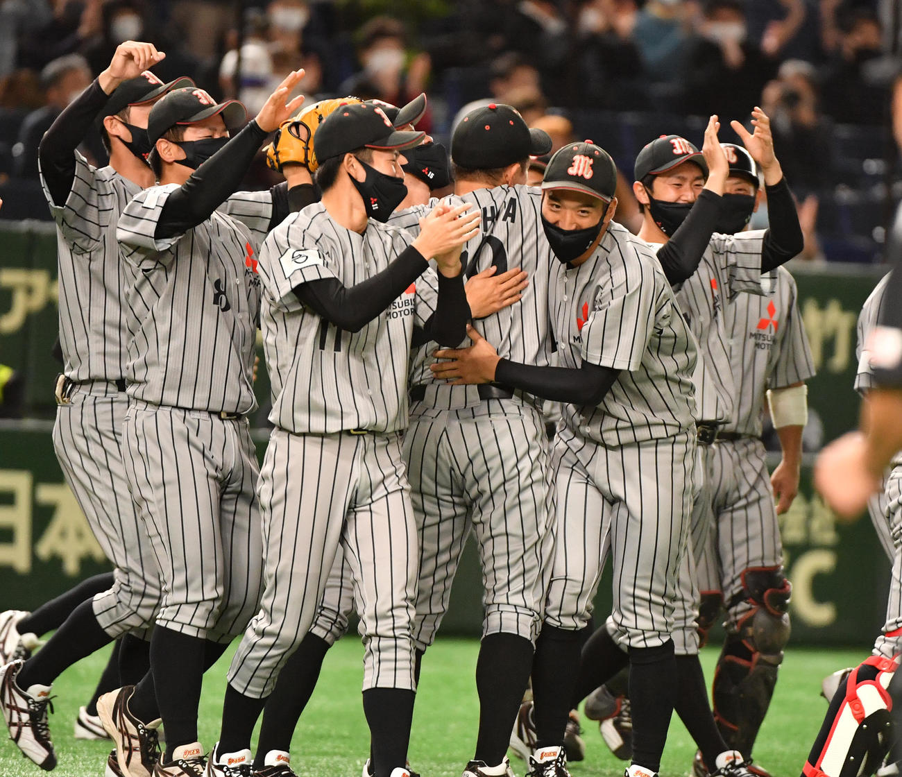 JFE東日本対三菱自動車倉敷オーシャンズ　勝利し喜ぶ三菱自動車倉敷オーシャンズナイン（撮影・柴田隆二）