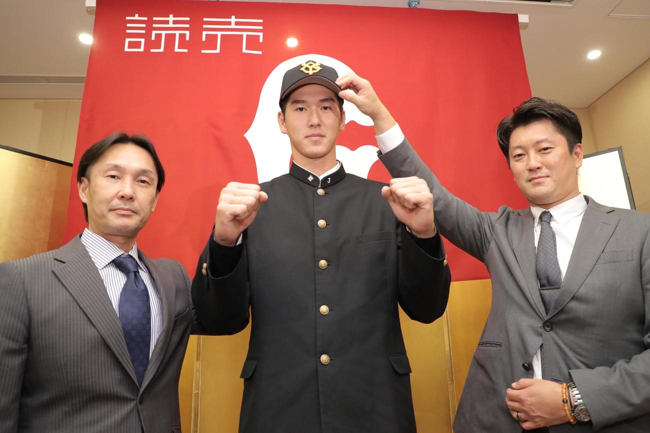 仮契約を結んだ巨人ドラフト5位の二松学舎大付・秋広（中央）。左は榑松スカウト部次長、右は野間口担当スカウト（球団提供）