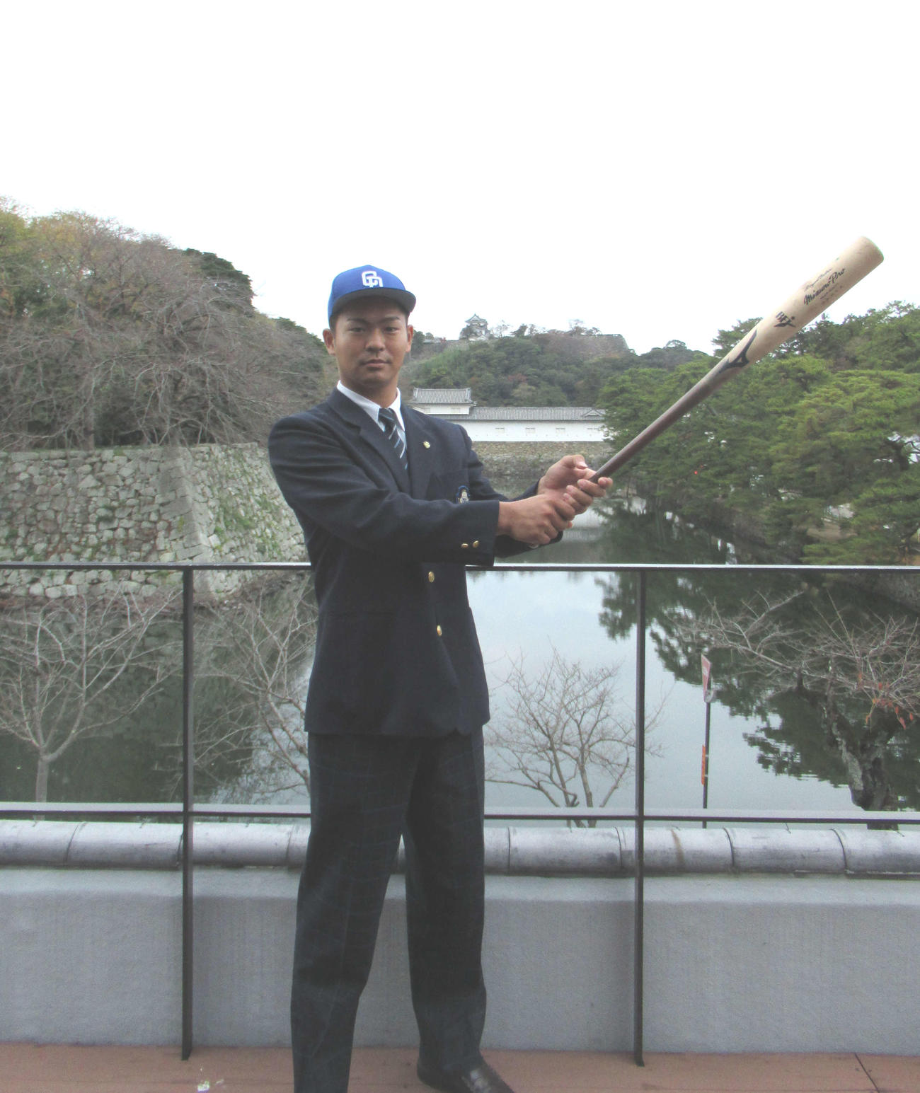 近江・土田龍空は中日との仮契約を終え、彦根城をバックにポーズをとる（撮影・伊東大介）