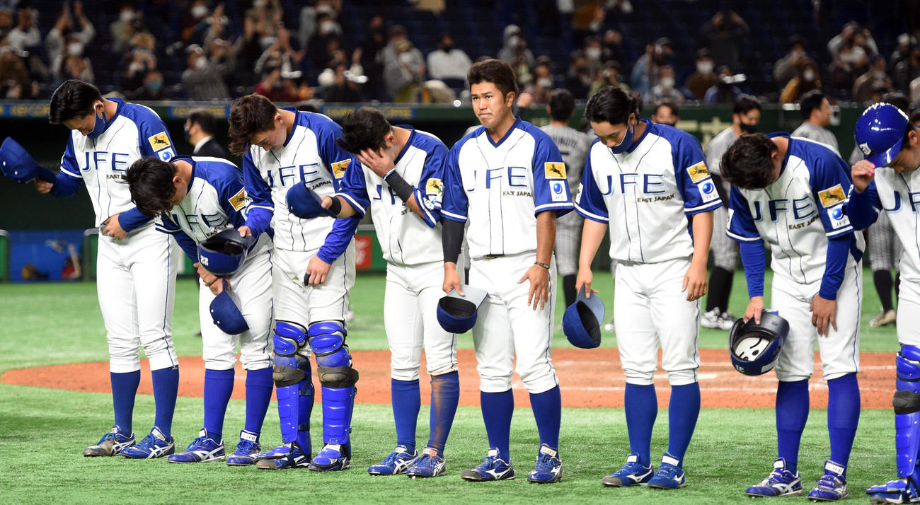 JFE東日本対三菱自動車倉敷オーシャンズ　敗れたJFE東日本・今川（左から5人目）らナインはがっくりする（撮影・柴田隆二）