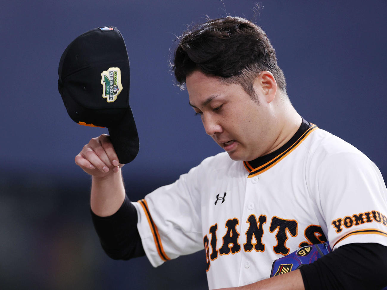 巨人対ソフトバンク　1回表を終え3失点の今村は険しい表情でベンチに戻る（撮影・河野匠）