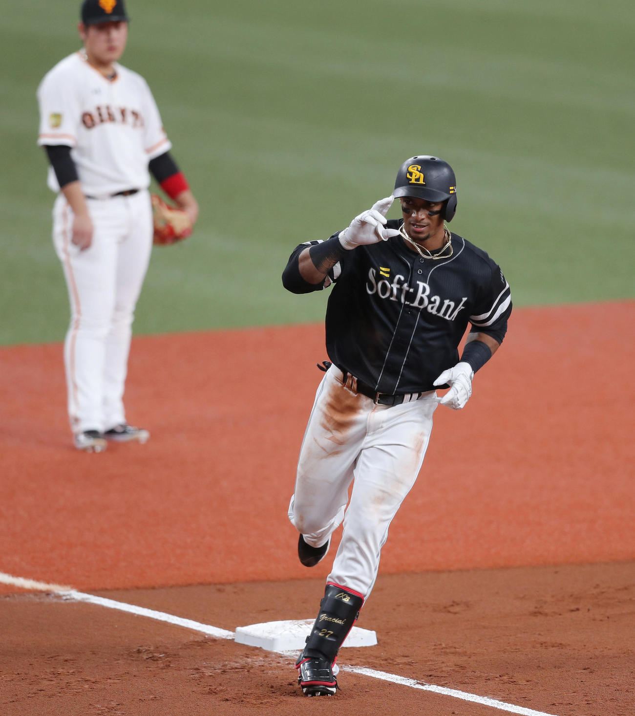日本シリーズ2020第2戦　巨人対ソフトバンク　3回表ソフトバンク無死一塁、左中間へ2点本塁打を放ち、三塁をまわりポーズを決めるジュリスベル・グラシアル。後方は見つめる三塁手岡本和真（撮影・前田充）
