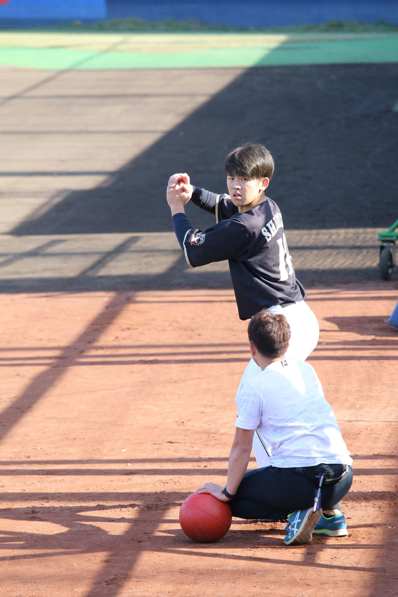 トレーナーとマンツーマンで練習する日本ハム清水（撮影・田中彩友美）