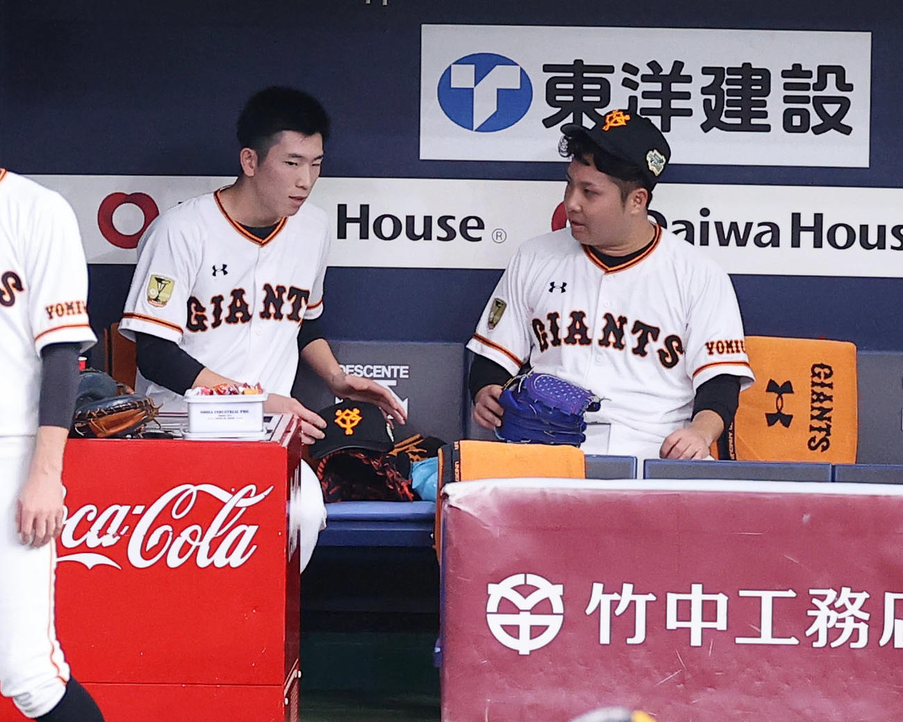 巨人対ソフトバンク　2回表の登板を終えベンチで言葉を交わす巨人戸郷（左）と今村（撮影・垰建太）