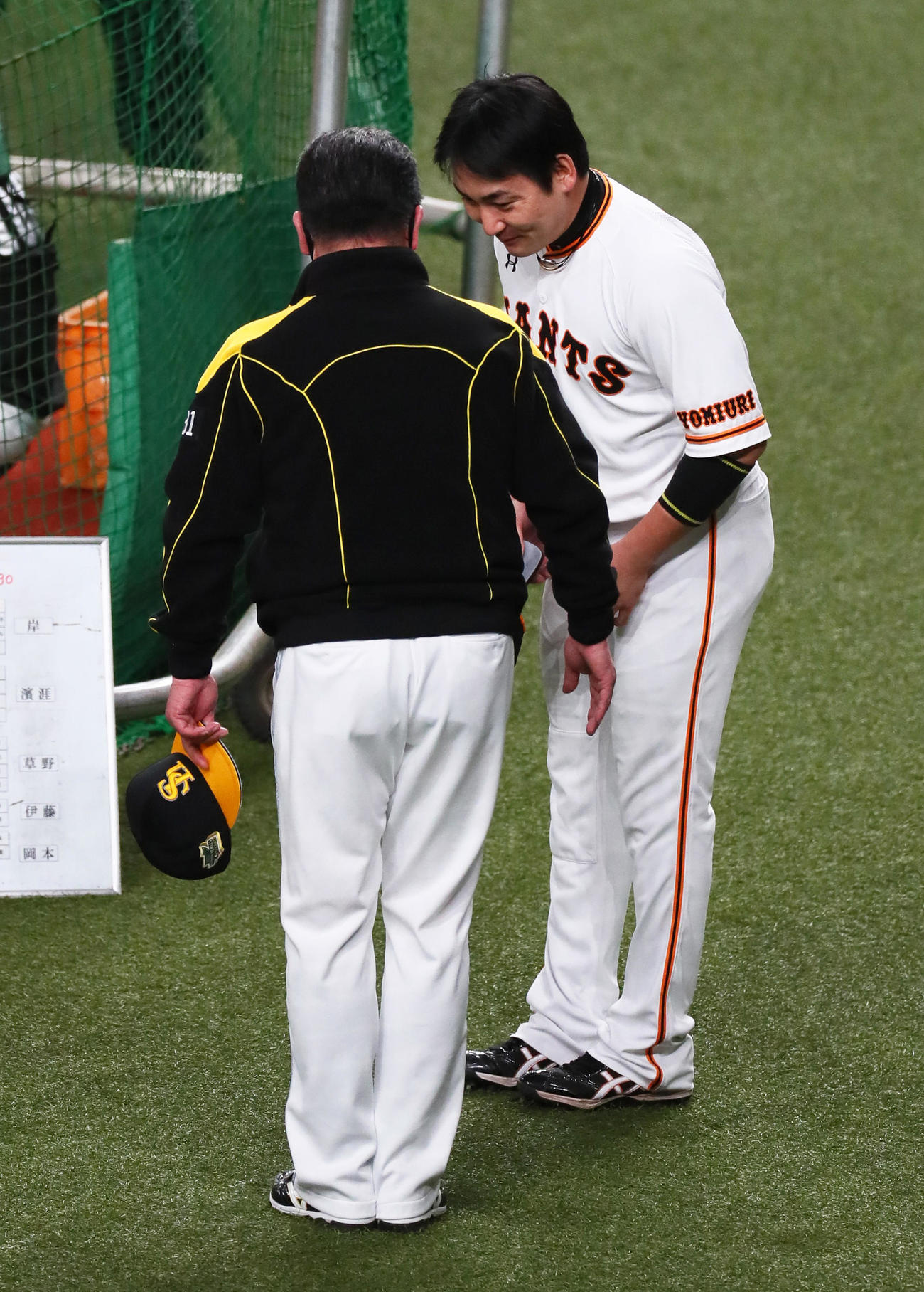 試合前、ソフトバンク工藤監督（左）にあいさつする巨人丸（撮影・足立雅史）