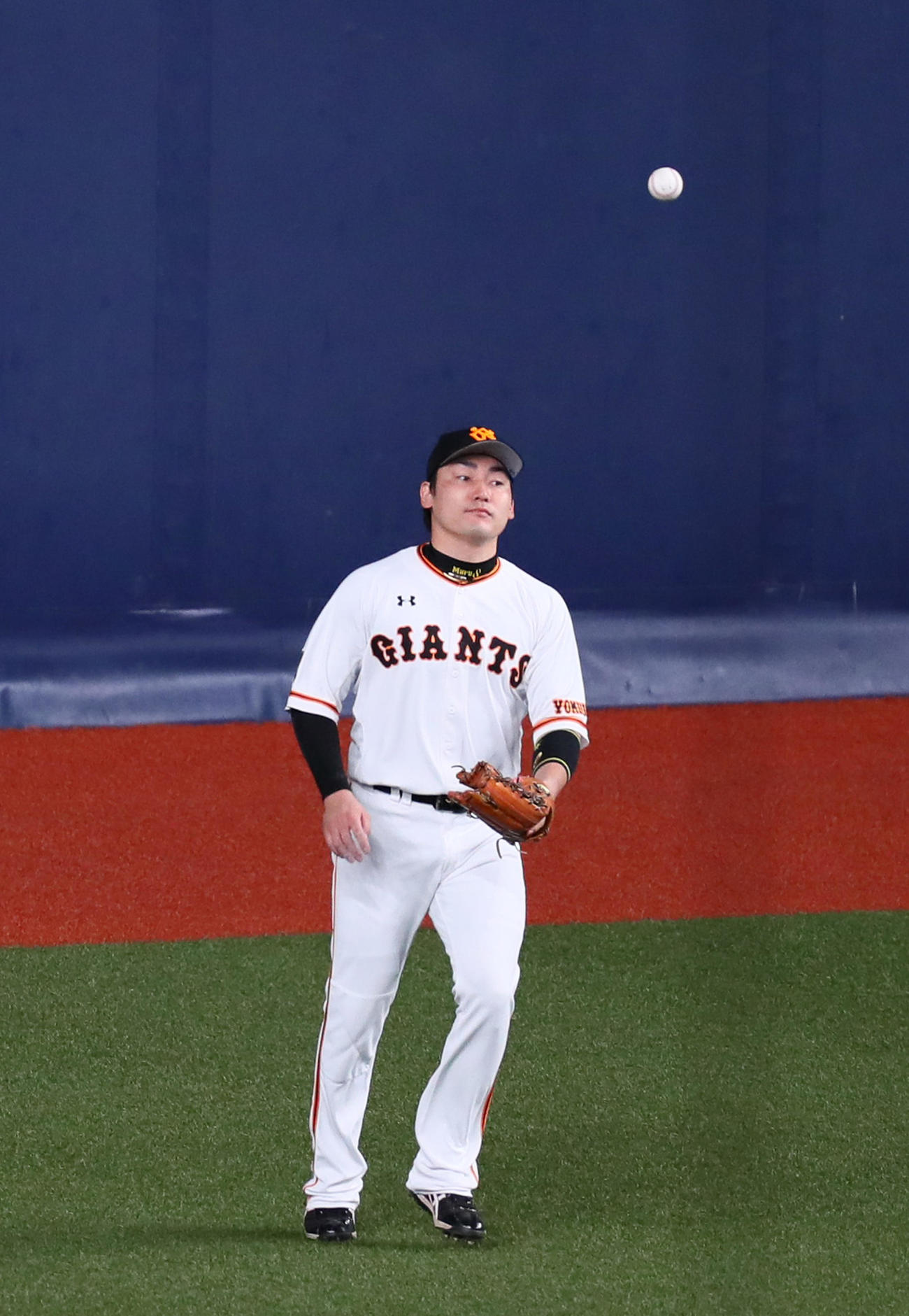 巨人対ソフトバンク　2回表ソフトバンク1死、スタンドに跳ね返り落ちてきた甲斐の中越え本塁打の打球をぼうぜんと見送る丸（撮影・足立雅史）