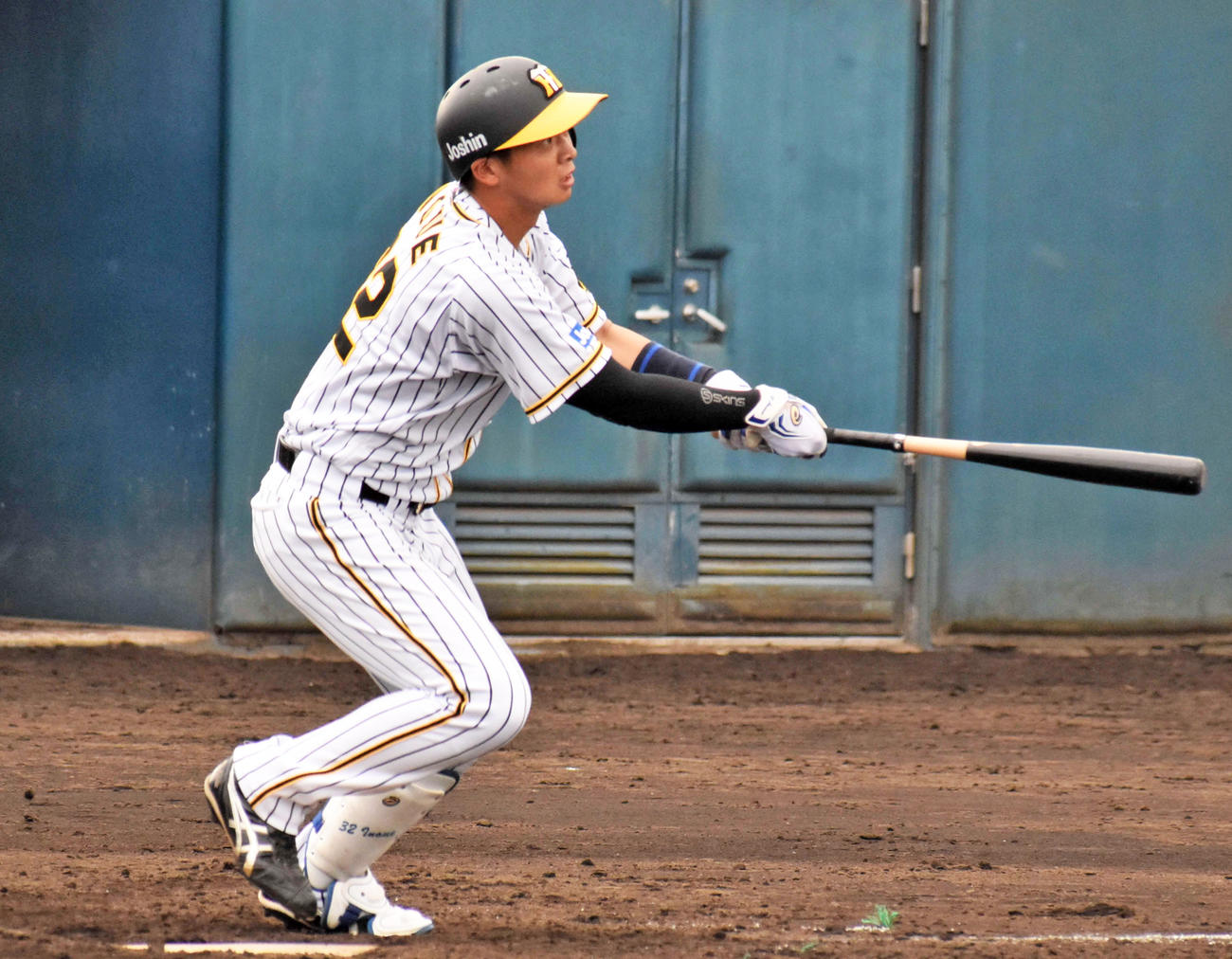 4回裏阪神無死、井上は、バックスクリーンへ勝ち越し本塁打を放つ（撮影・只松憲）