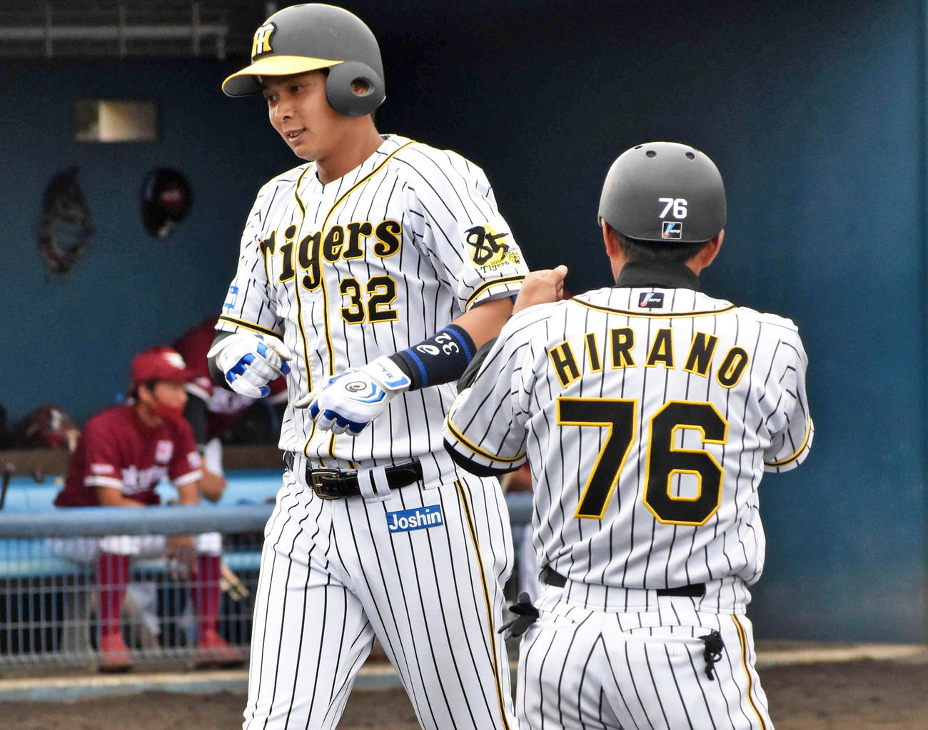 4回裏阪神無死、勝ち越し本塁打を放った井上は平野コーチとエアタッチ（撮影・只松憲）