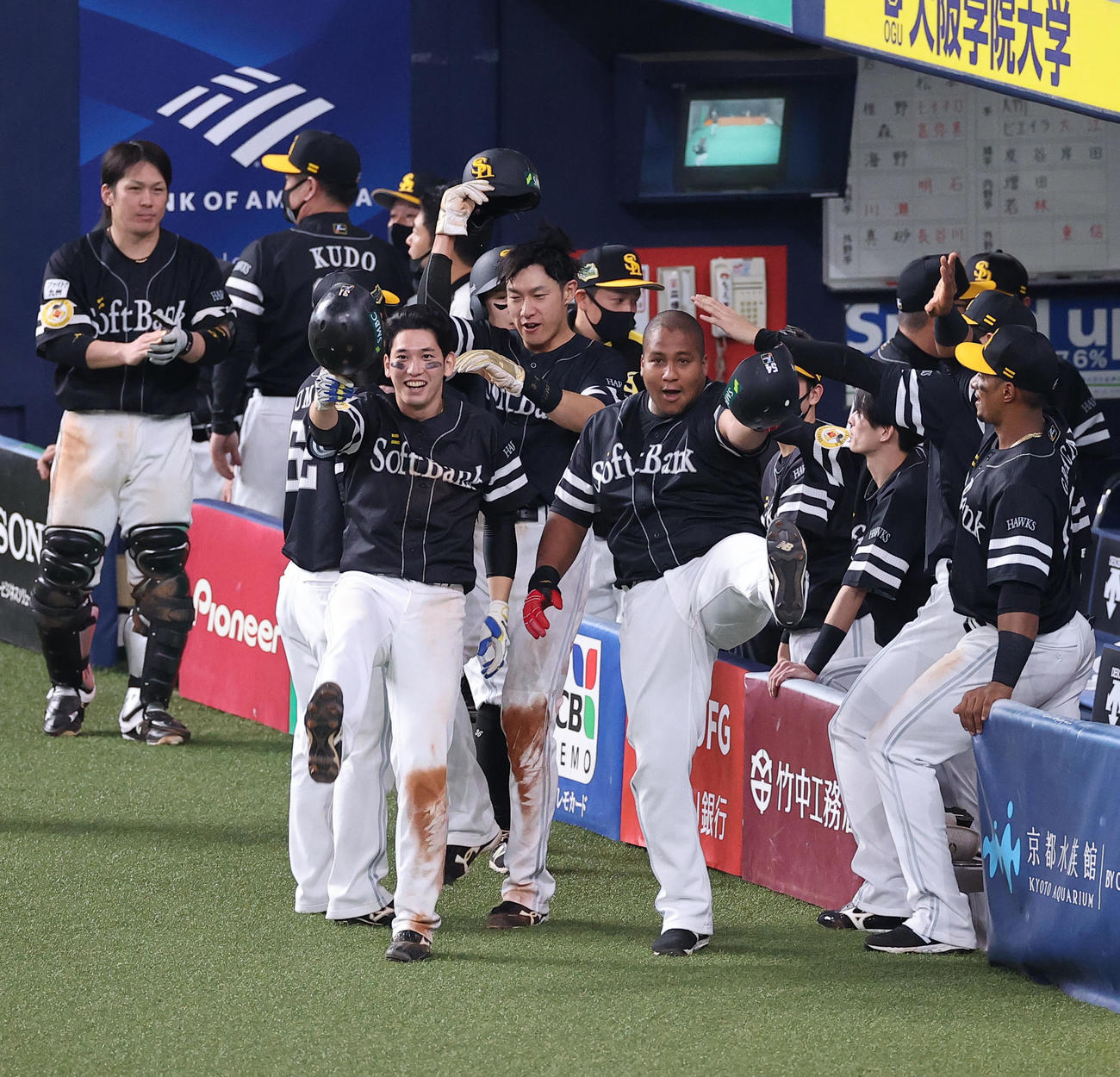 巨人対ソフトバンク　7回表ソフトバンク1死満塁、満塁本塁打を放ったデスパイネ（中央右）は栗原（同左）、柳田らとポーズを決める（撮影・垰建太）