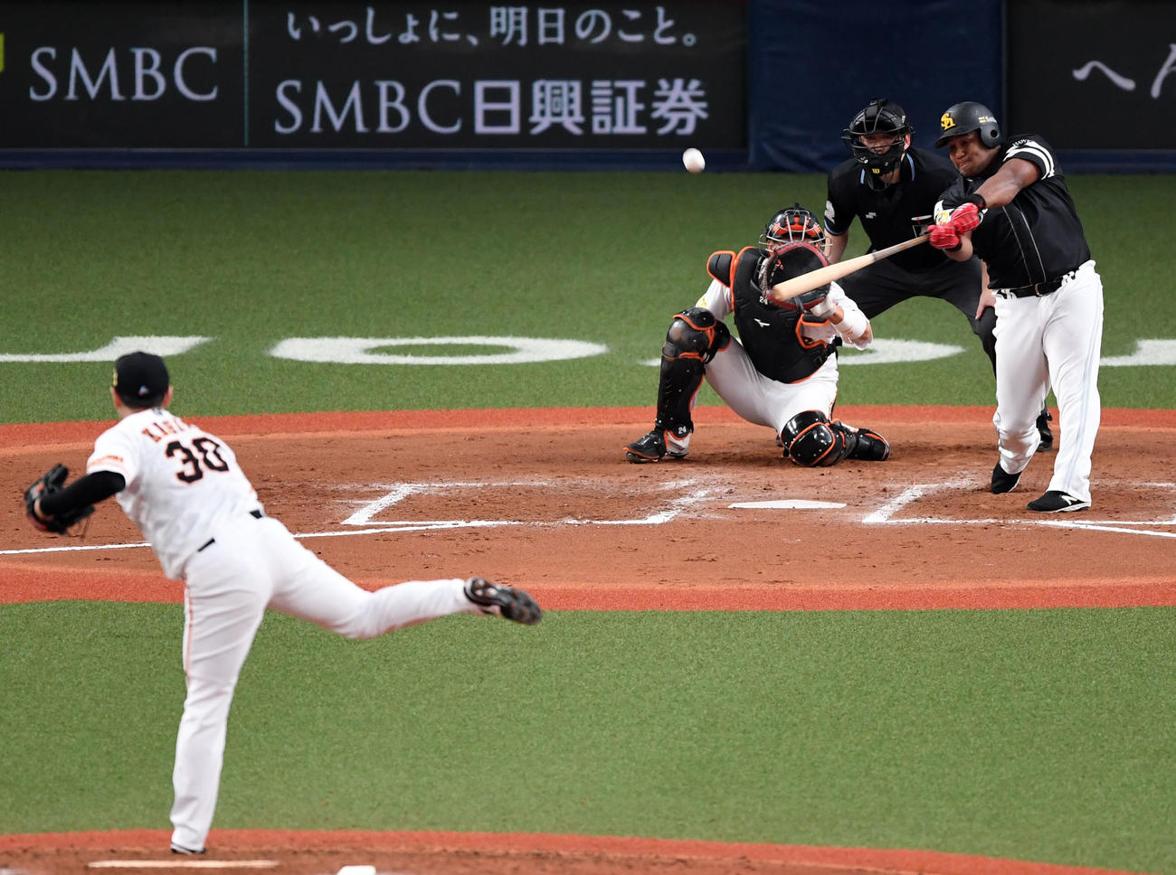 巨人対ソフトバンク　7回表ソフトバンク1死満塁、右越え満塁本塁打を放つデスパイネ（撮影・横山健太）