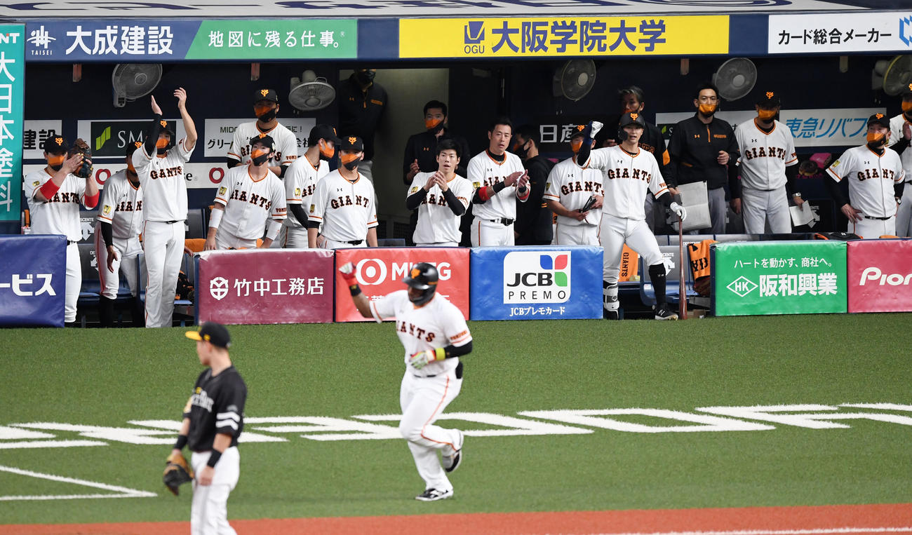 巨人対ソフトバンク　5回裏巨人1死一塁、ウィーラーが右越え2点本塁打を放ち盛り上がる巨人ナイン（撮影・横山健太）