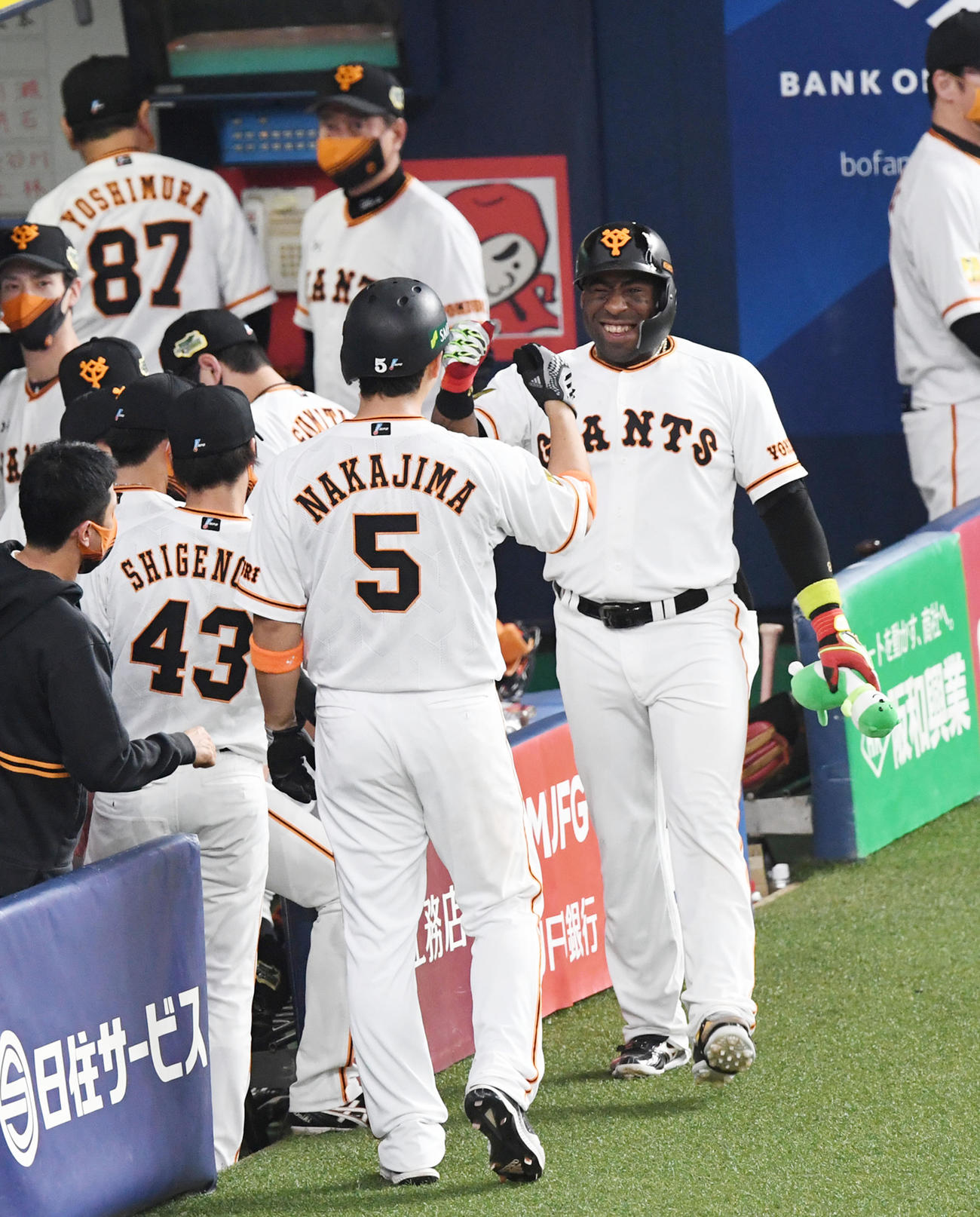 巨人対ソフトバンク　5回裏巨人1死一塁、ウィーラー（右）は右越え2点本塁打を放ち中島の祝福に笑顔を見せる（撮影・前岡正明）