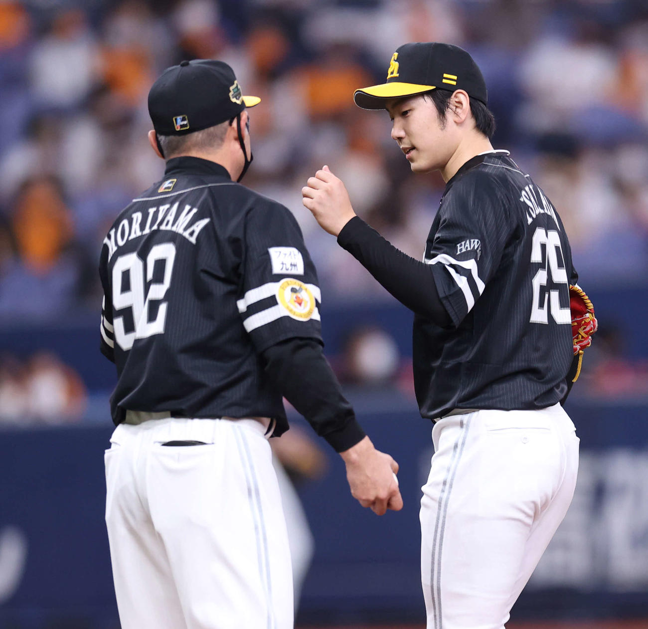 巨人対ソフトバンク　6回裏巨人1死一、二塁、降板となり森山コーチ（左）から声を掛けられる石川（撮影・河野匠）