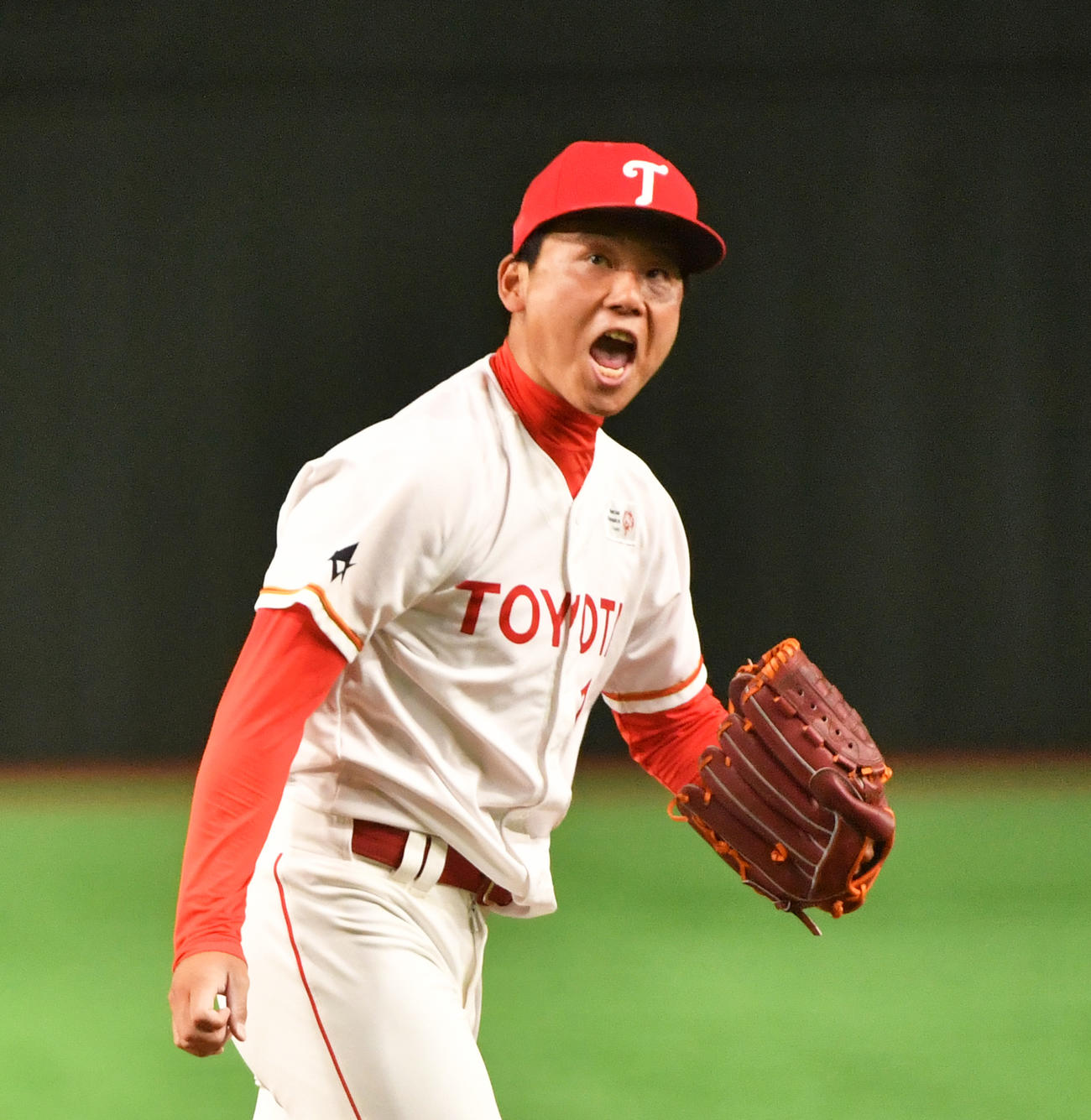 1回表セガサミー2死一、三塁、本間を三振に仕留めほえる栗林（撮影・柴田隆二）