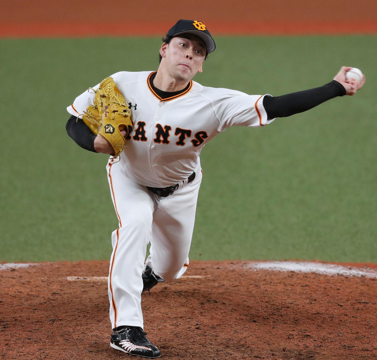 巨人対ソフトバンク　8回表、巨人6番手で登板する高梨（撮影・前田充）