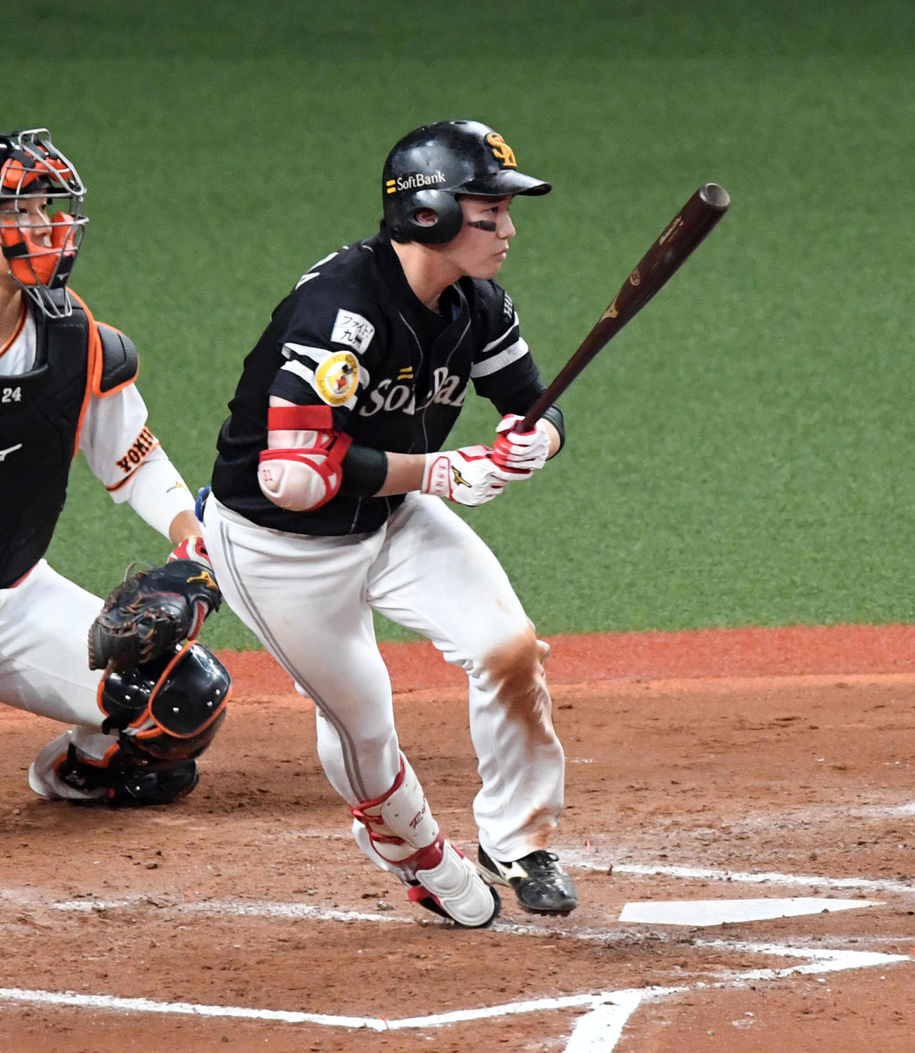 巨人対ソフトバンク　7回表ソフトバンク1死一、二塁、栗原陵矢は遊撃内野安打を放つ（撮影・前岡正明）