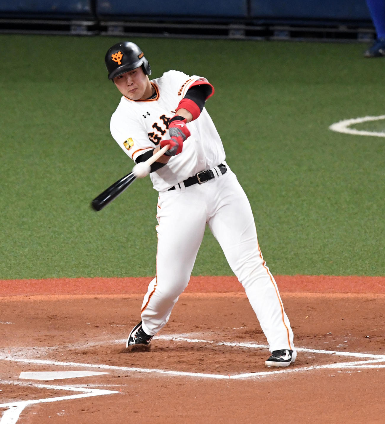 巨人対ソフトバンク　6回裏巨人1死一塁、岡本は中前打を放つ（撮影・前岡正明）