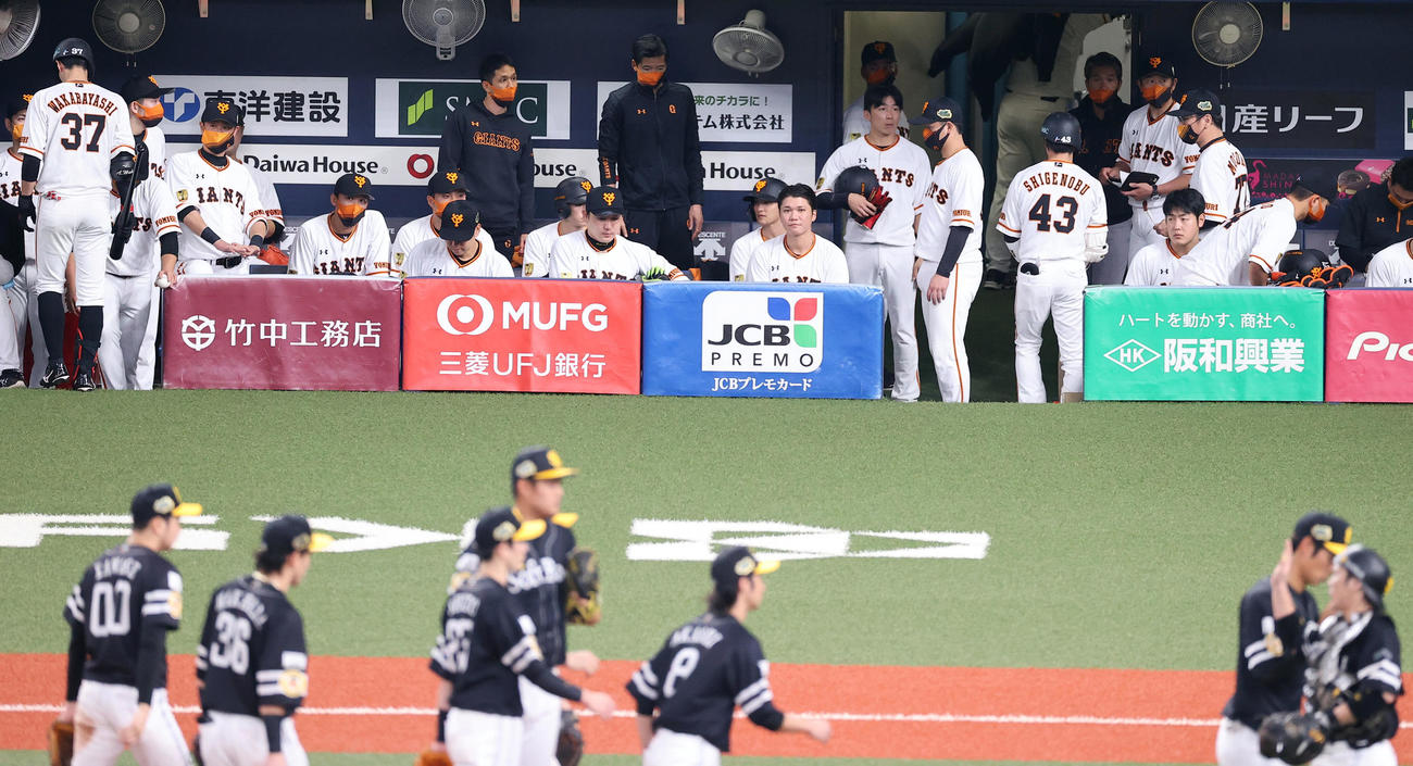 巨人対ソフトバンク　連敗した巨人坂本（中央右）は喜ぶソフトバンクナインを見つめる（撮影・垰建太）