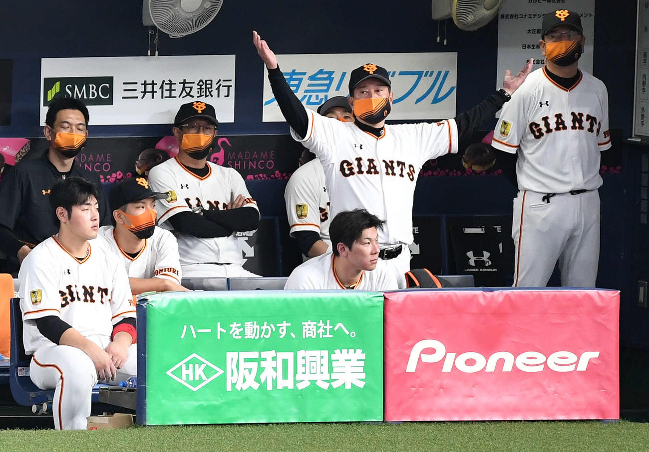 巨人対ソフトバンク　9回裏巨人2死、ウィーラーの二ゴロはリクエストするも覆らず両手を広げる原監督（右から2人目）（撮影・横山健太）