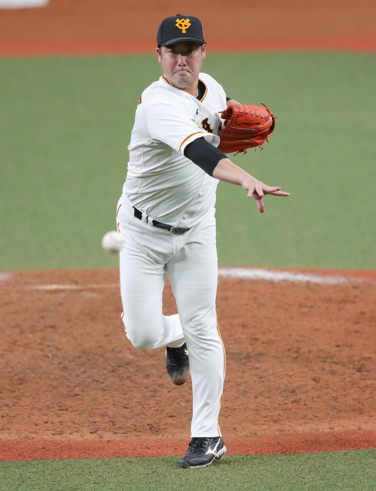 巨人対ソフトバンク　9回表ソフトバンク1死満塁、甲斐の打球に素早く反応するも本塁へ悪送球する大竹（撮影・前田充）