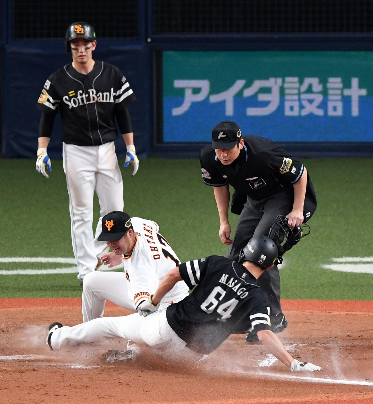 巨人対ソフトバンク　9回表ソフトバンク1死満塁、大竹（左から2人目）の本塁への暴投で栗原（左）と真砂が生還する（撮影・横山健太）