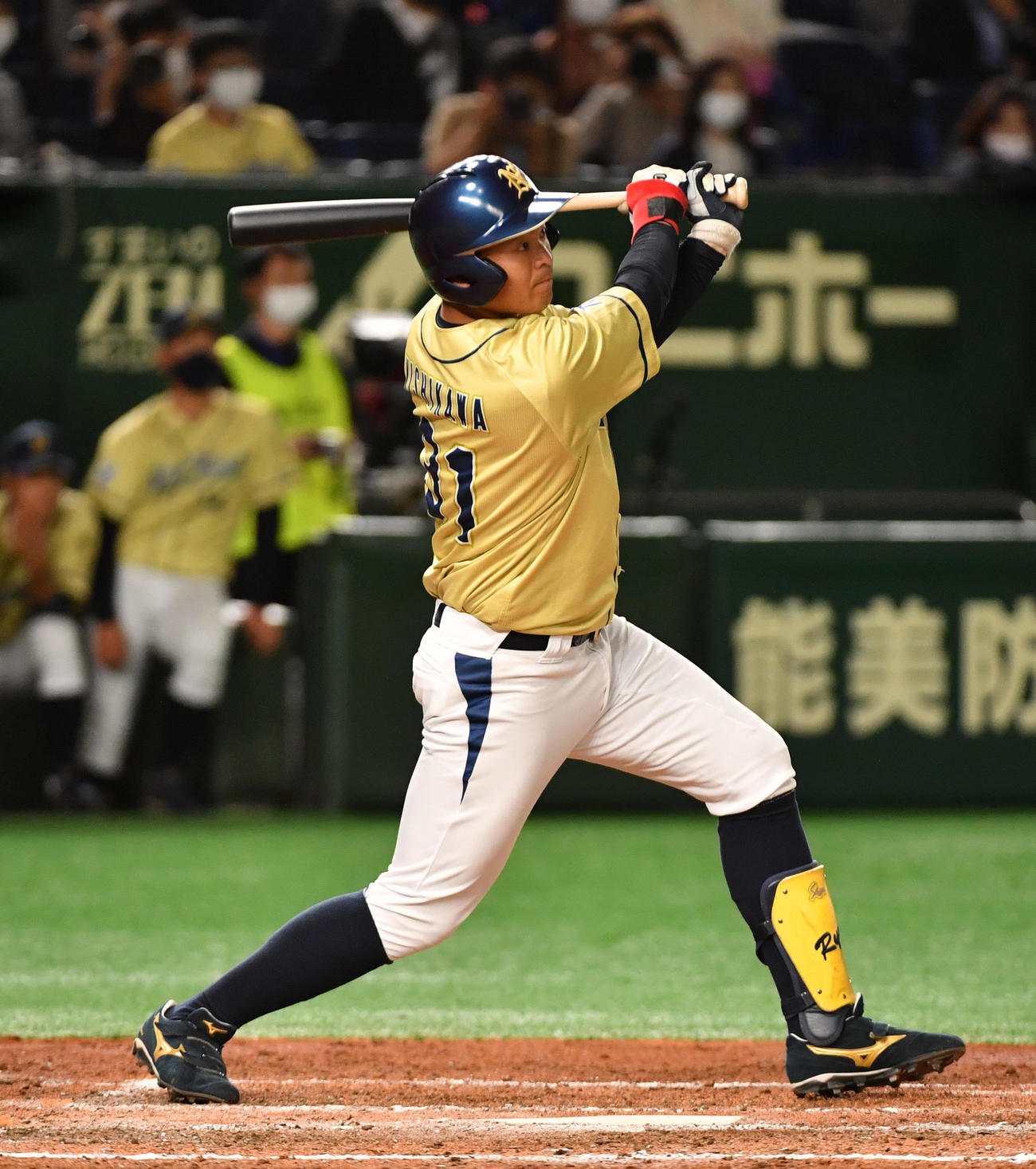 東芝対NTT西日本　5回裏NTT西日本2死満塁、西川は右越えに走者一掃の二塁打を放つ（撮影・柴田隆二）