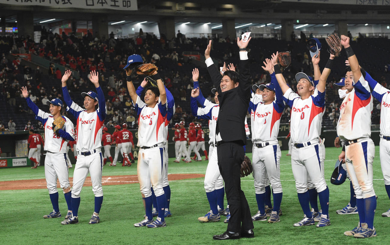 日本生命対ホンダ鈴鹿　勝利したホンダ鈴鹿ナインはバンザイする（撮影・柴田隆二）