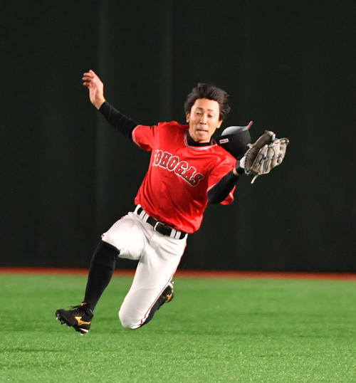 ENEOS対東邦ガス 1回表ENEOS無死、田中のライナーを好捕する中日大島の弟の大島啓太中堅手(撮影・柴田隆二)