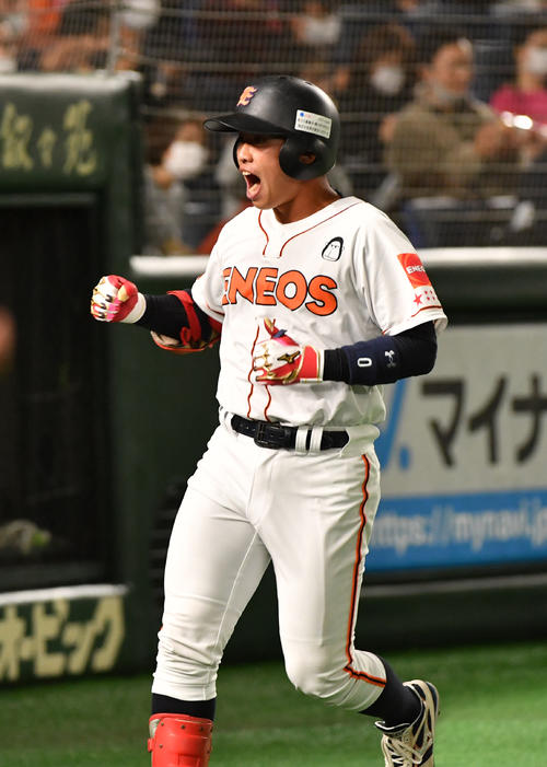 ENEOS対東邦ガス 1回表ENEOS1死、川口は右越えに本塁打を放ち生還する(撮影・柴田隆二)