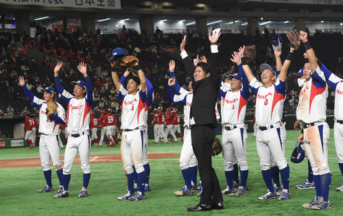 日本生命対ホンダ鈴鹿 勝利したホンダ鈴鹿ナインはバンザイする(撮影・柴田隆二)