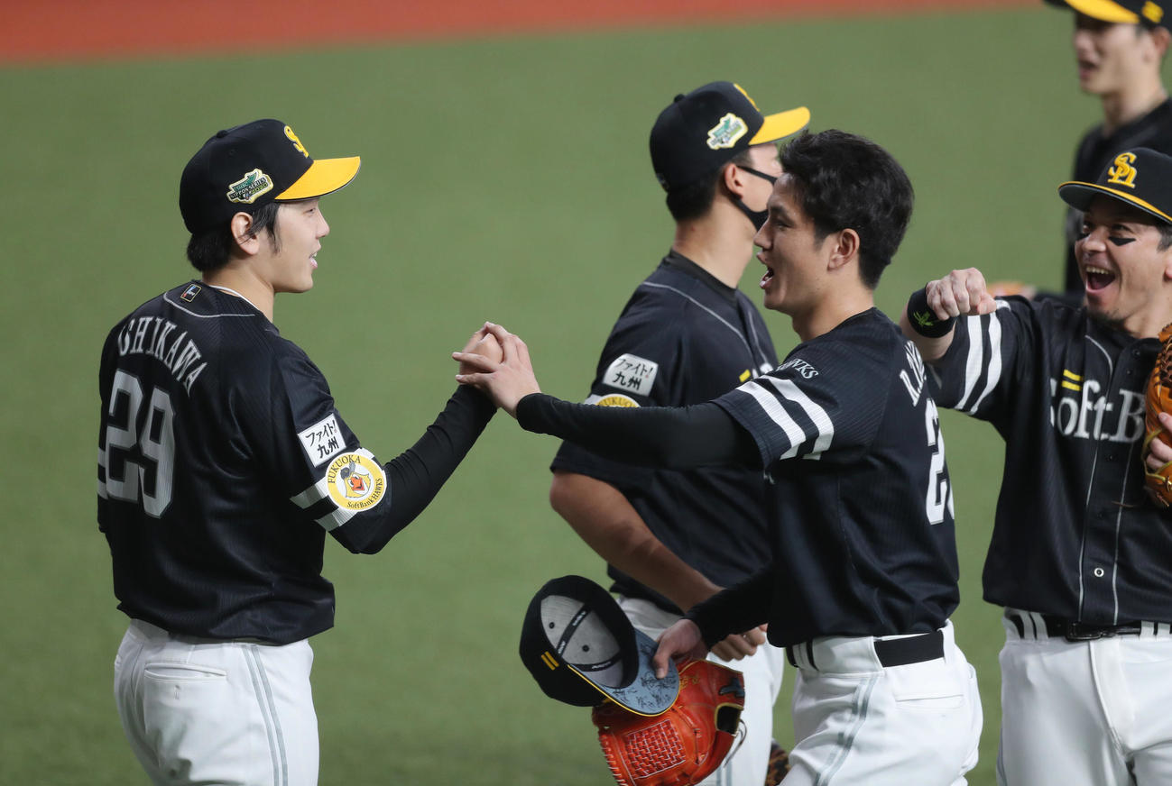 巨人対ソフトバンク　6回裏巨人2死満塁、中島を空振り三振に仕留めベンチへ戻る高橋礼（中央右）をタッチで迎える石川（左）（撮影・前田充）