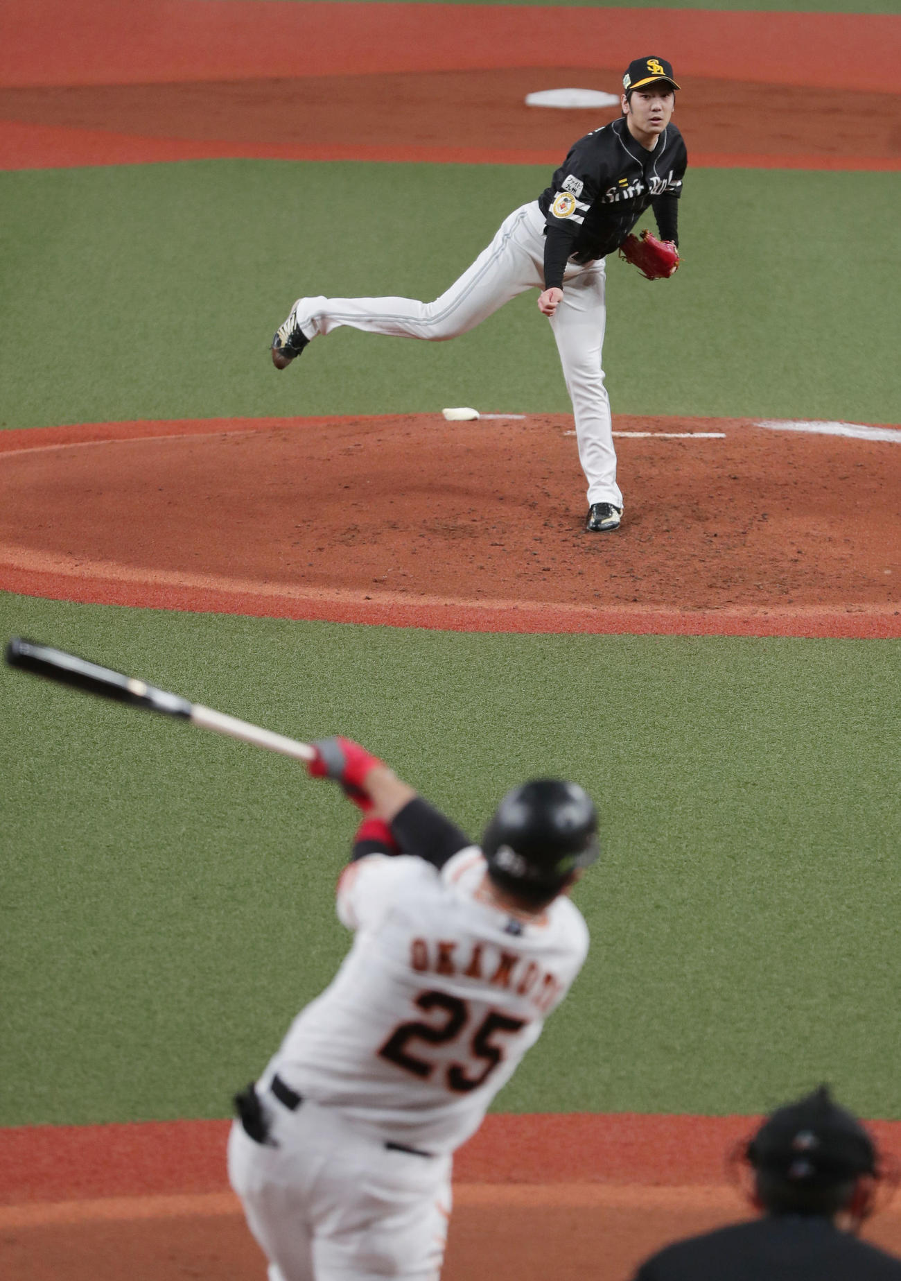 巨人対ソフトバンク　2回裏巨人無死、岡本を空振り三振に仕留める石川（撮影・前田充）