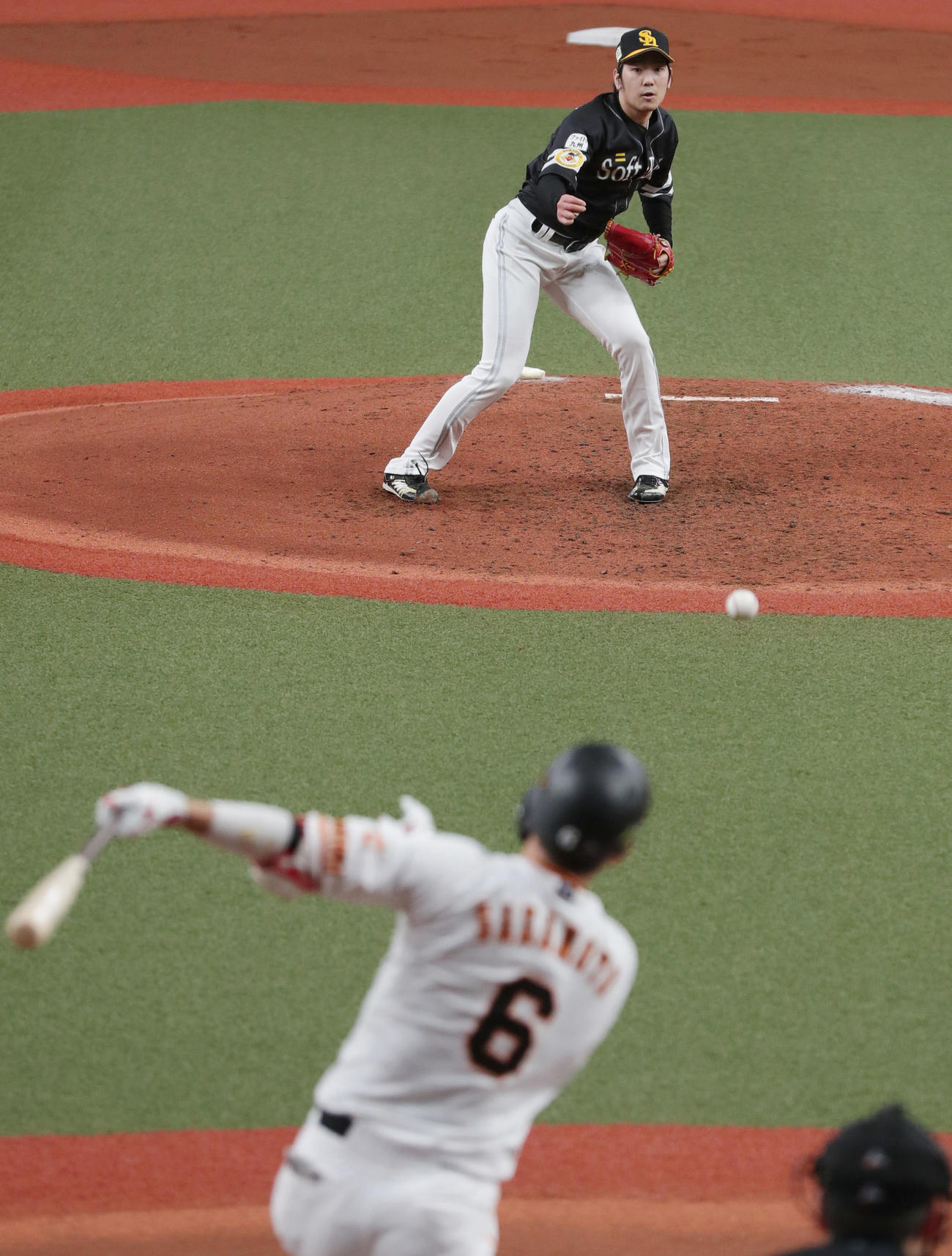 巨人対ソフトバンク　4回裏巨人無死、坂本を投ゴロに仕留める石川（撮影・前田充）