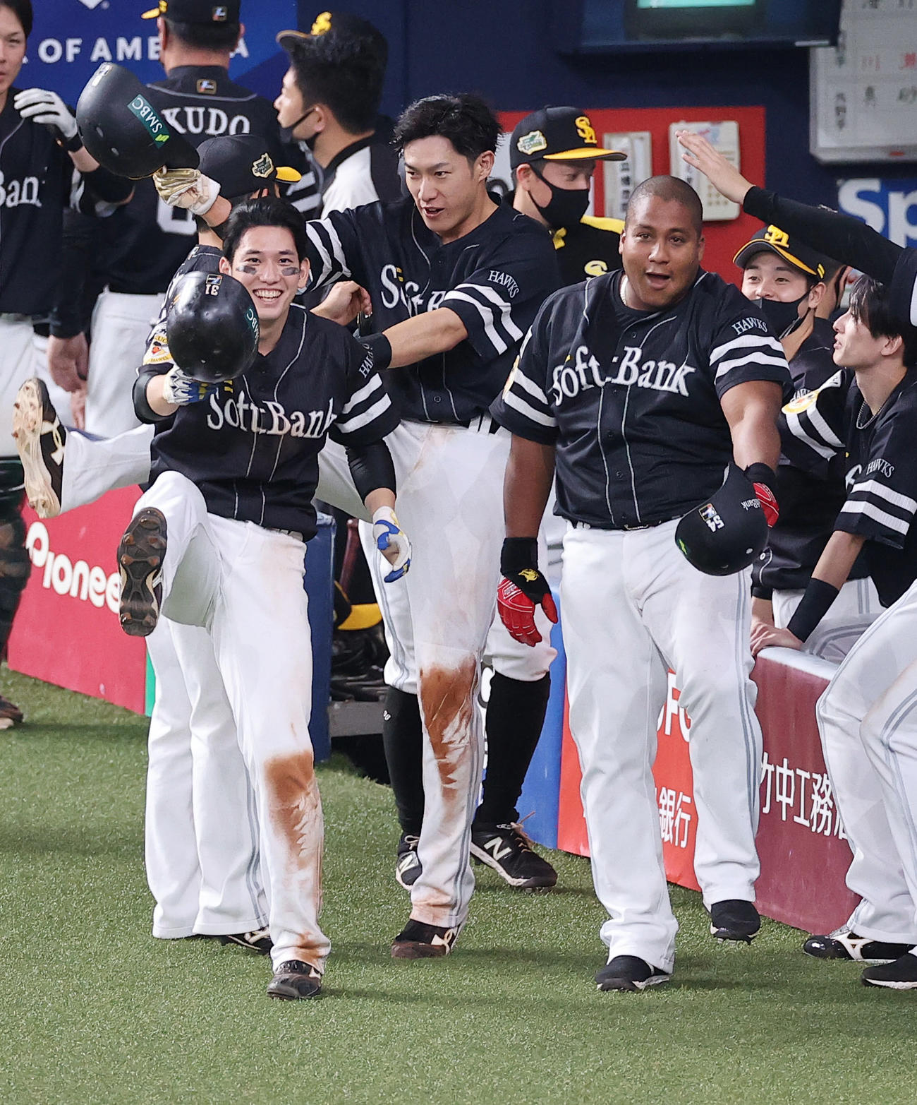 巨人対ソフトバンク　7回表ソフトバンク1死満塁、満塁本塁打を放ったデスパイネ（右）は栗原（左）、柳田らとポーズを決める（撮影・垰建太）
