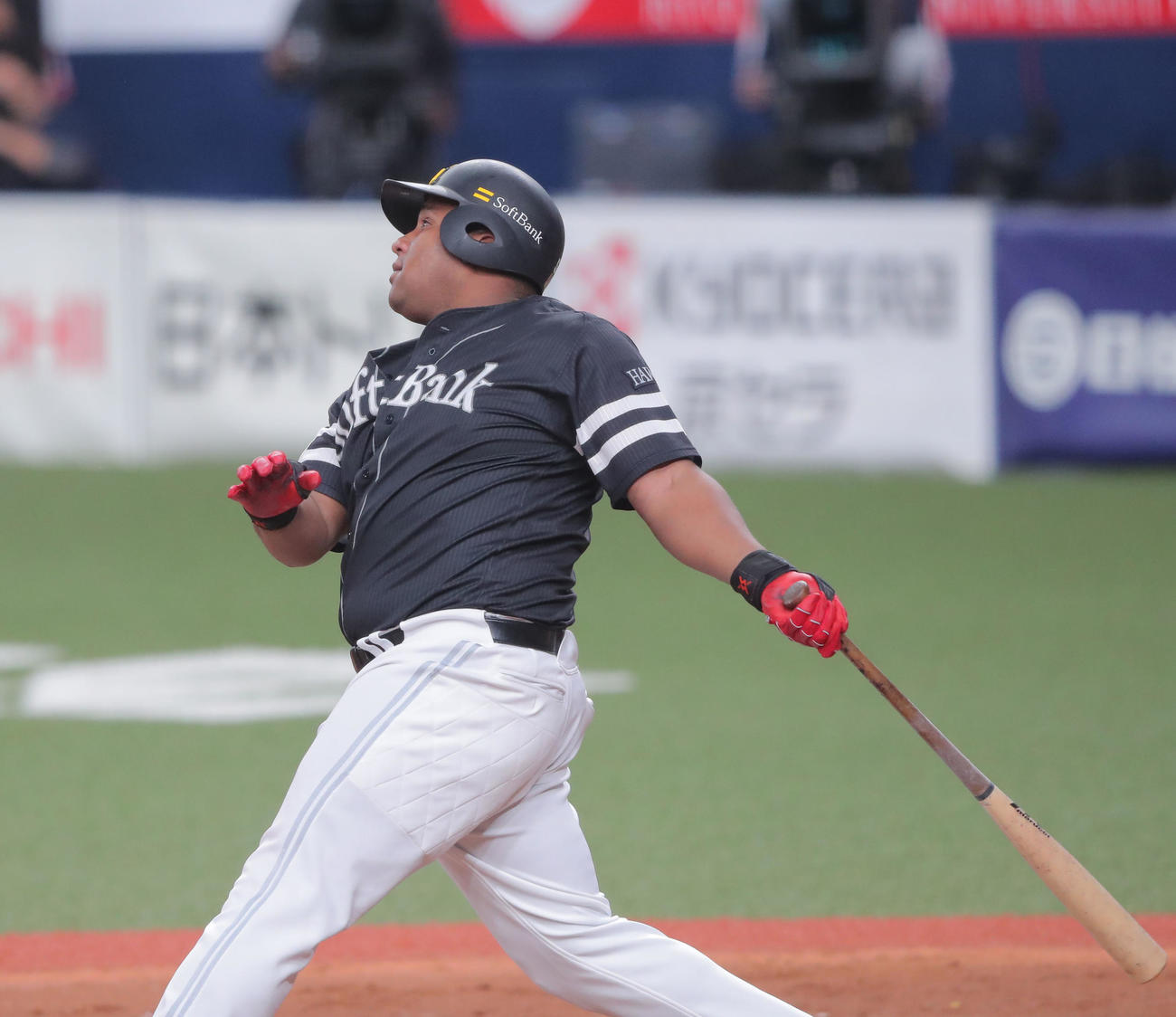 巨人対ソフトバンク　7回表ソフトバンク1死満塁、デスパイネは中越えに満塁本塁打を放つ（撮影・梅根麻紀）