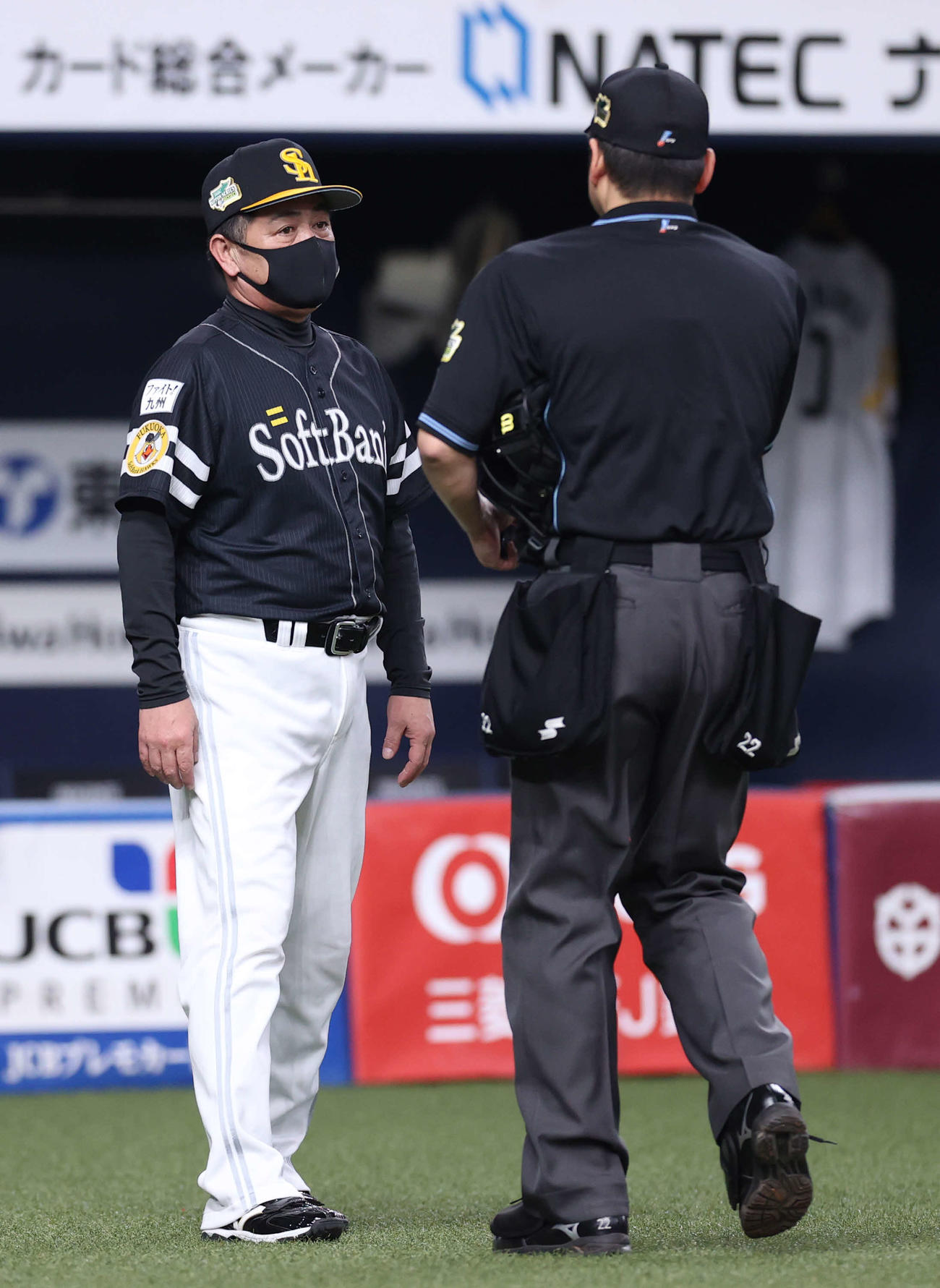 巨人対ソフトバンク　6回裏巨人1死一、二塁、石川の降板を告げる工藤監督（撮影・河野匠）
