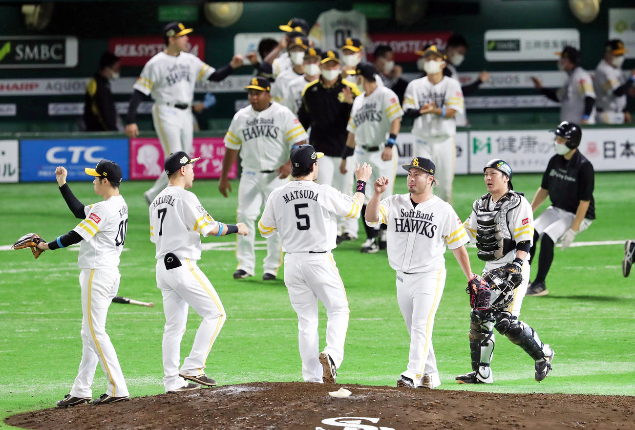 ソフトバンク対巨人　巨人に1安打無失点で勝利し森（中央右）はナインとエアタッチする（撮影・加藤哉）