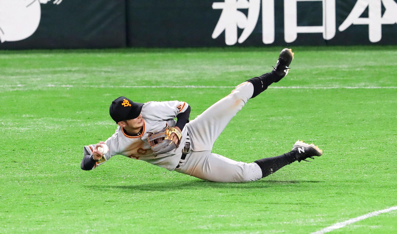 ソフトバンク対巨人　3回裏ソフトバンク2死、吉川尚は周東の打球を一塁へ悪送球（撮影・加藤哉）