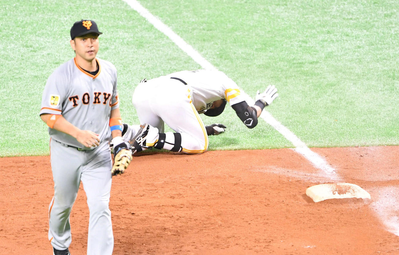 日本シリーズソフトバンク対巨人第3戦　6回裏ソフトバンク2死満塁、二ゴロに倒れ、グラウンドをたたいて悔しがる長谷川、左は中島（撮影・岩下翔太）