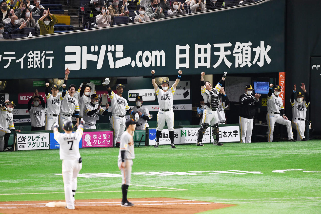 ソフトバンク対巨人　7回裏ソフトバンク1死一、二塁、中村晃の右前適時打で得点を奪い歓喜するソフトバンクナイン（撮影・横山健太）