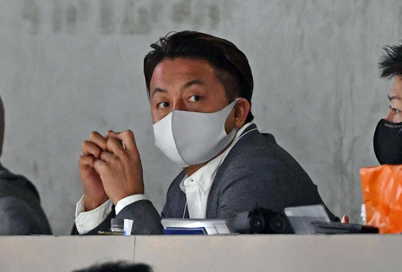 ソフトバンク対巨人　記者席から試合を観戦するロッテ沢村（撮影・岩下翔太）