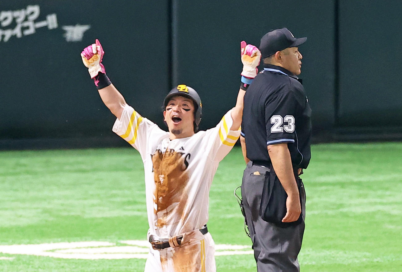 ソフトバンク対巨人　7回裏ソフトバンク1死一、二塁、中村晃の適時打で生還しガッツポーズする松田宣（撮影・垰建太）