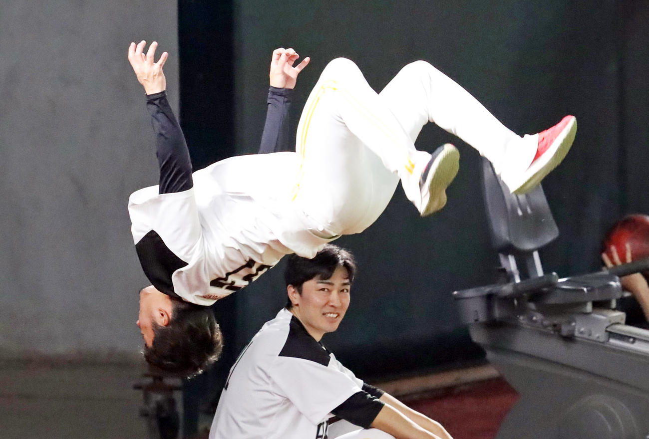 ソフトバンク対巨人　練習中、外野で宙返りする嘉弥真（撮影・加藤哉）