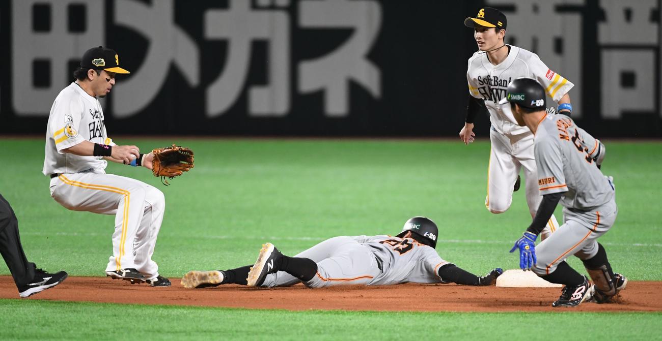 ソフトバンク対巨人　1回表巨人無死二塁、松原の捕手野選で二塁走者の吉川尚が挟まれるもセーフ。松原は一、二塁間に挟まれアウト（撮影・今浪浩三）